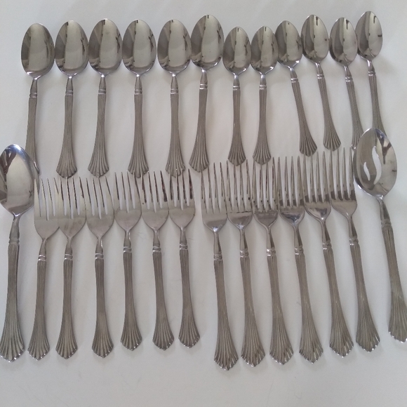 Wesley Forge 32 pcs. Flatware knife Spoons, Dinner Forks - Picture 5 of 11